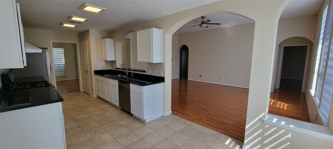 Building Photo - 16306 April Ridge Dr