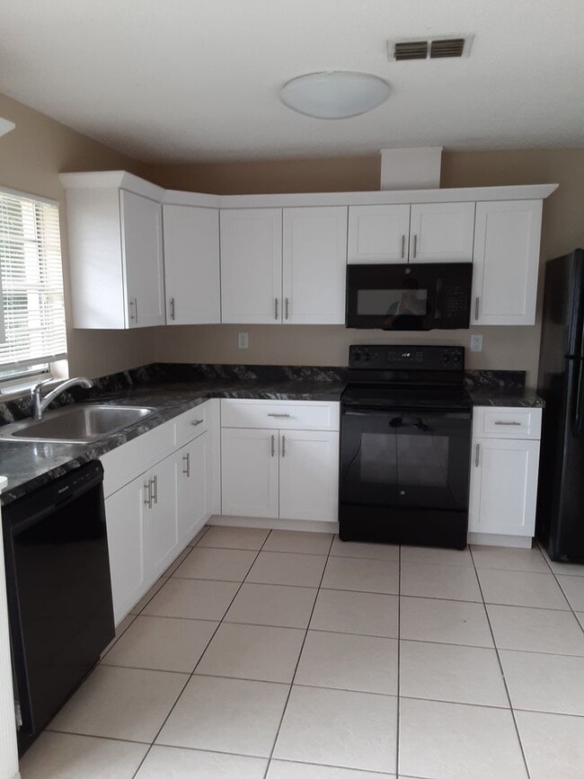 Building Photo - Beautiful 3 Bed 1 Bath Single Family Home