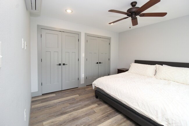 Building Photo - 400 SW E St