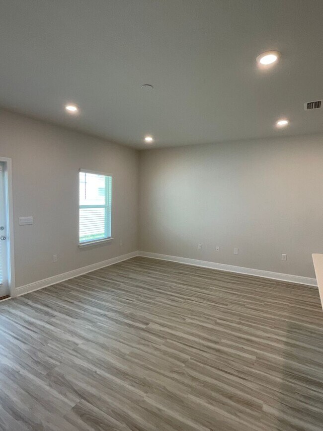 Building Photo - Spacious 3-Bedroom Townhouse