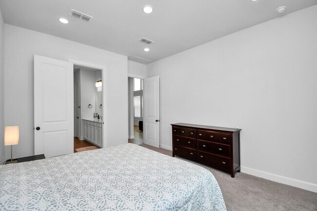 Building Photo - 1538 Park Path Dr