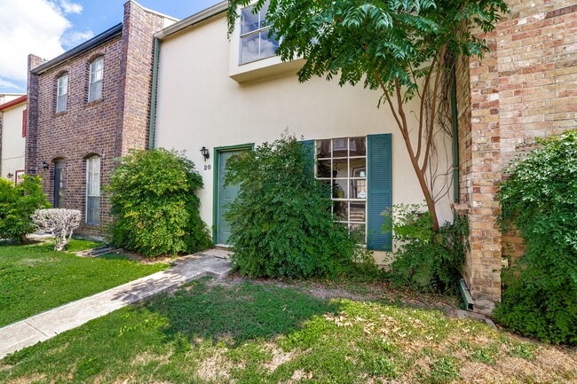 Primary Photo - Charming 2-bedroom, 1.5 bath townhome in t...