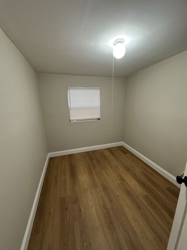 Building Photo - **4/2 BR Single Family home : Available Now