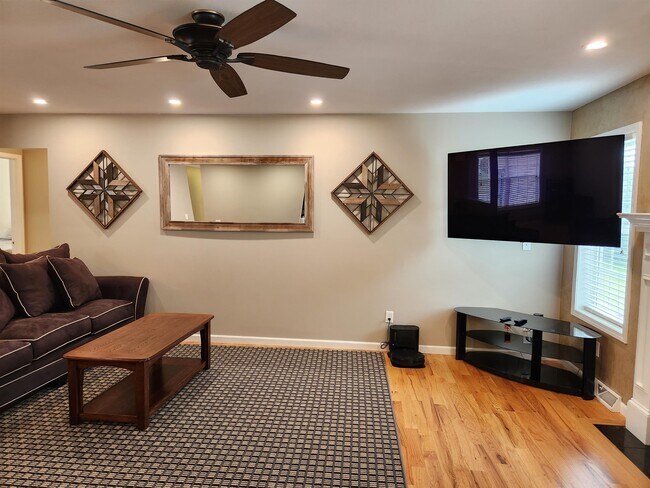 Building Photo - 8355 Nates Ln