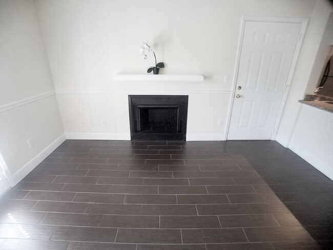 Building Photo - Beautiful 1/1 Wood Floor Condo With a Beau...