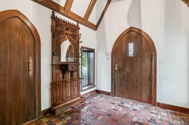 Building Photo - 18 Heights Rd