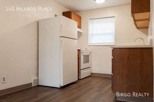 Building Photo - Move in special! First month free rent!