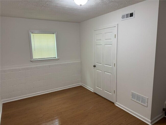 Building Photo - 4006 Evelyn Dr