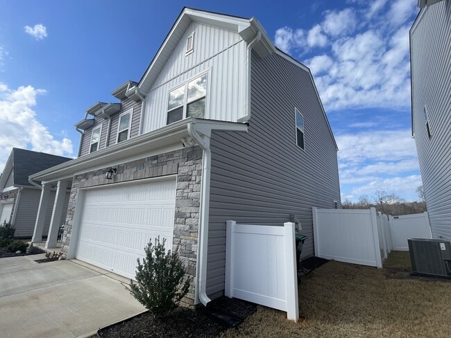 Building Photo - 156 Babbling Brk Dr