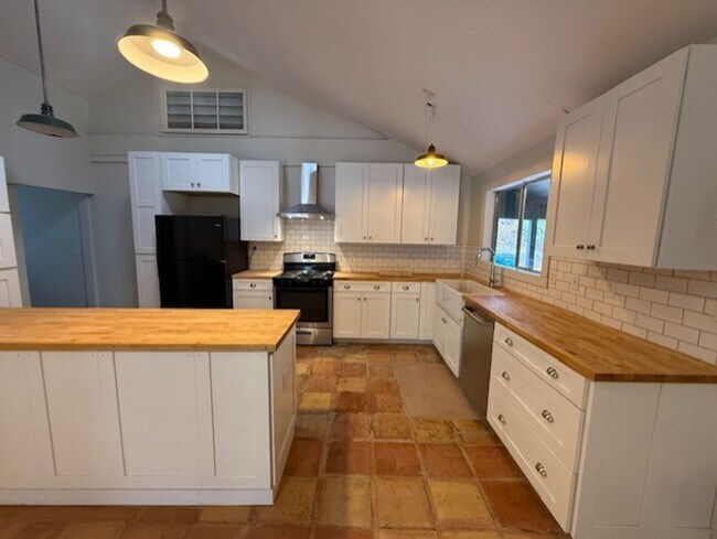 Building Photo - 326 Kindra Heights Rd