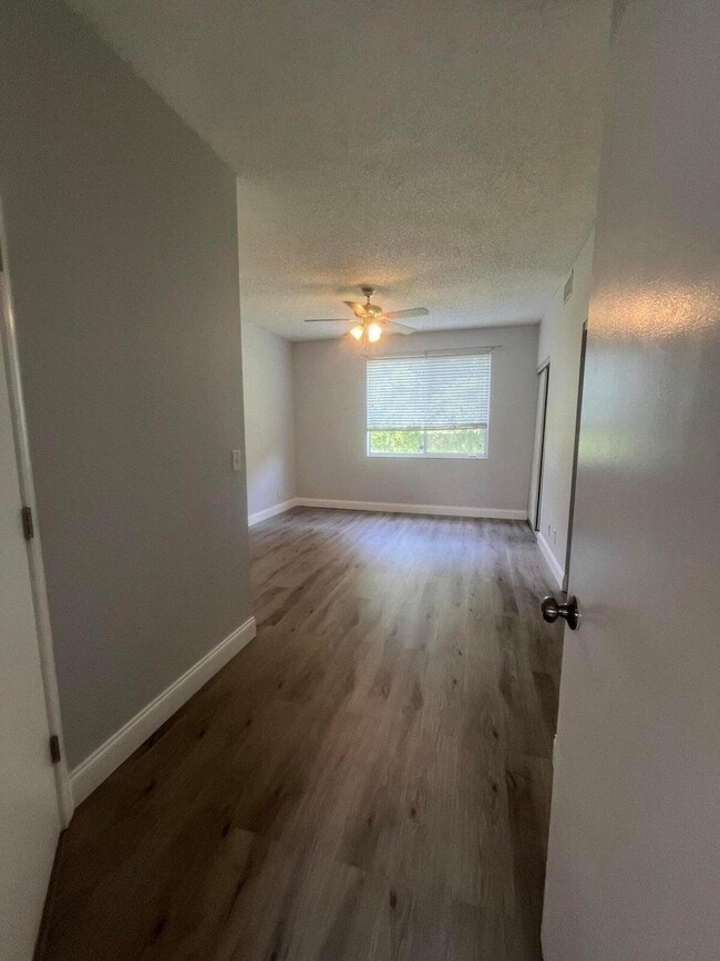 Building Photo - 7823 Sanibel Dr