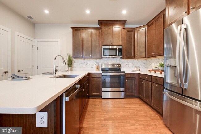 Building Photo - 43792 Middleway Ter
