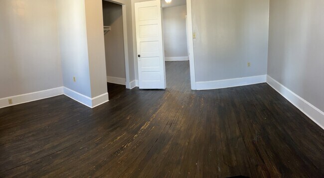 Building Photo - 220 Walnut Place