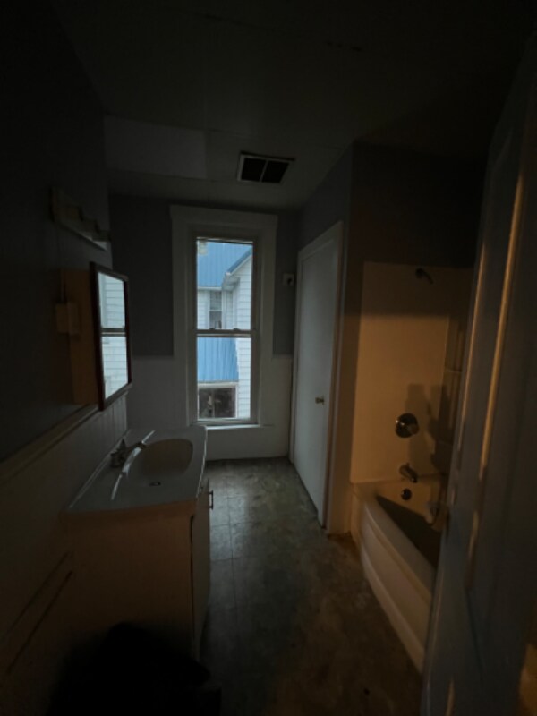 Building Photo - 418 1/2 Washington St