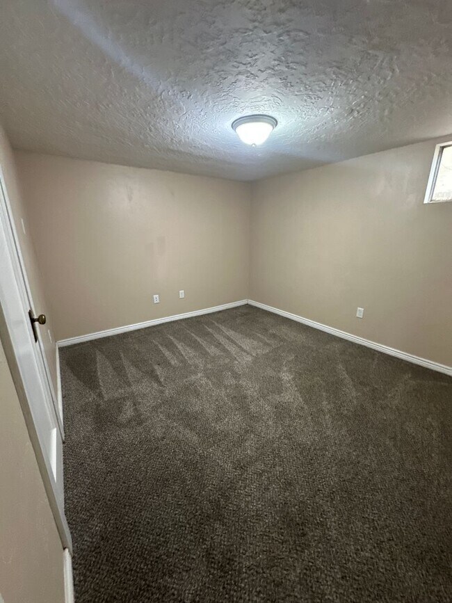 Building Photo - Charming basement apartment