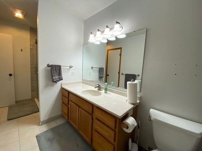 Building Photo - $1,975 | 3 Bedroom, 2.5 Bathroom Home | Ca...