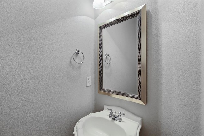 Building Photo - 604 Mozart Way