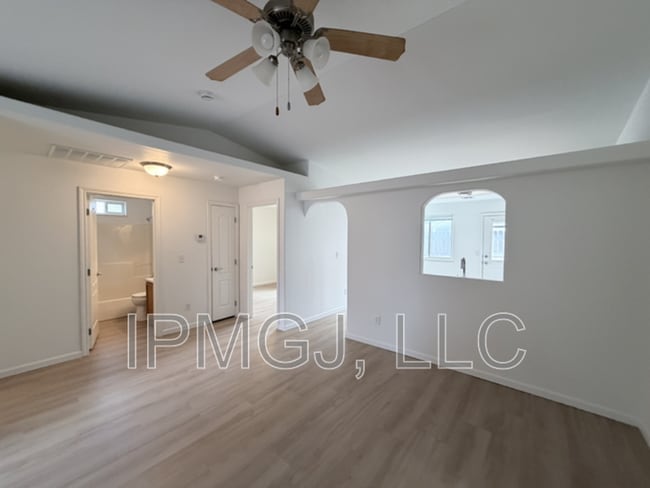 Building Photo - 484 Ridge Ln