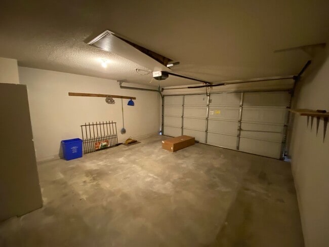 Building Photo - Beautiful home close to local schools and military base