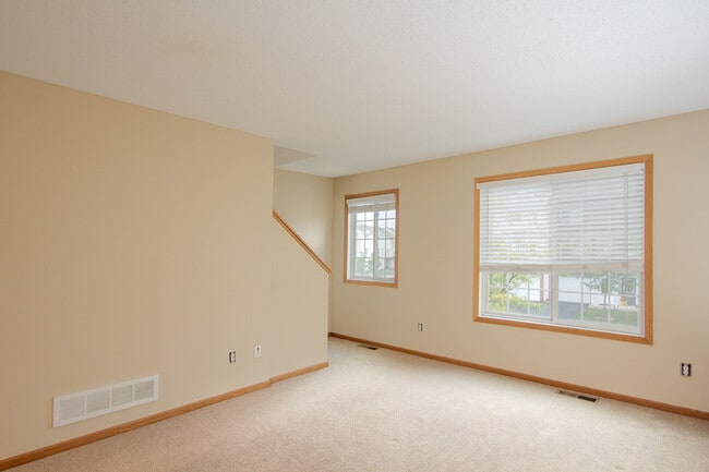 Building Photo - 2 Bed / 2 Bath Updated Town Home Hugo, MN ...