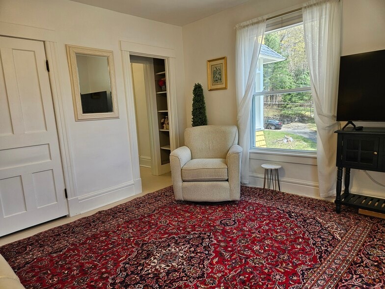 Swivel Glider. Lots of Natural Light. - 11 Circle St