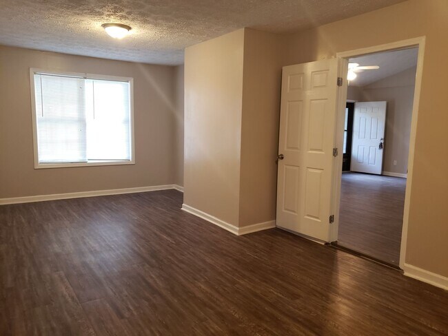 Building Photo - Spacious Ranch-Style 3 Bedroom Home with Bonus room Large back yard!