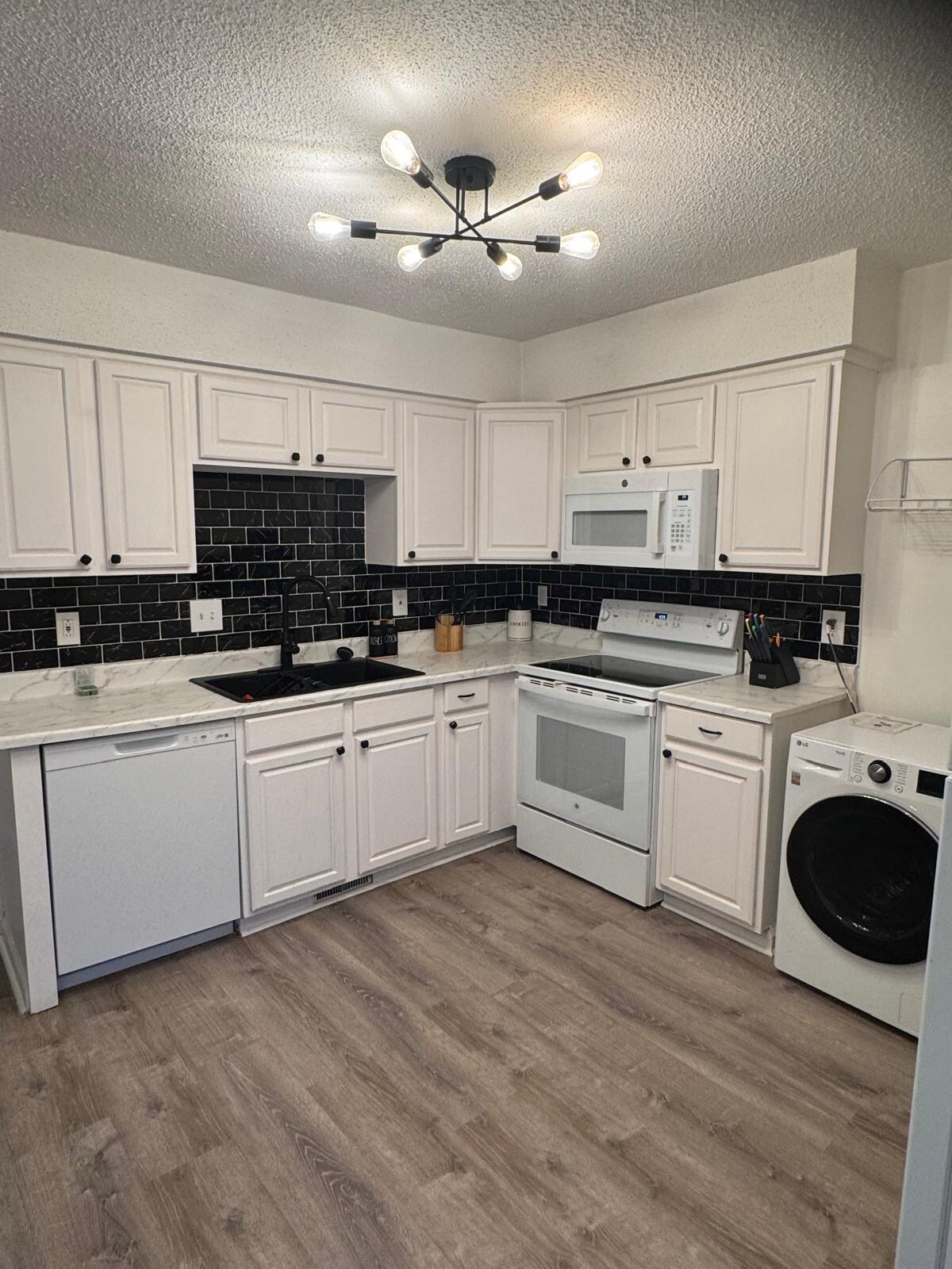 Kitchen - 2817 Sourwood St