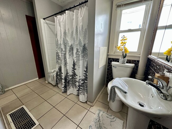 Building Photo - 1 bedroom, 1 bathroom home for rent in Wat...