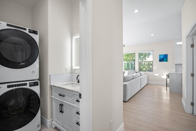 Building Photo - 424 Agua Vista Dr