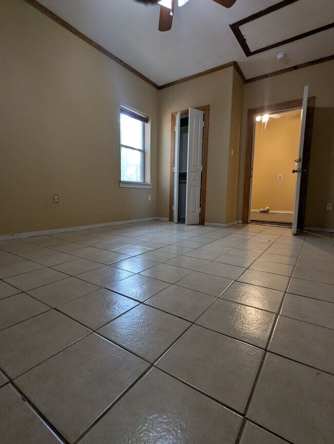 Building Photo - 912 Red Bud Dr