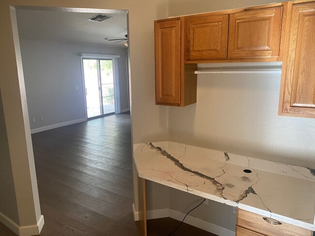 Building Photo - 3 bed 2 bath