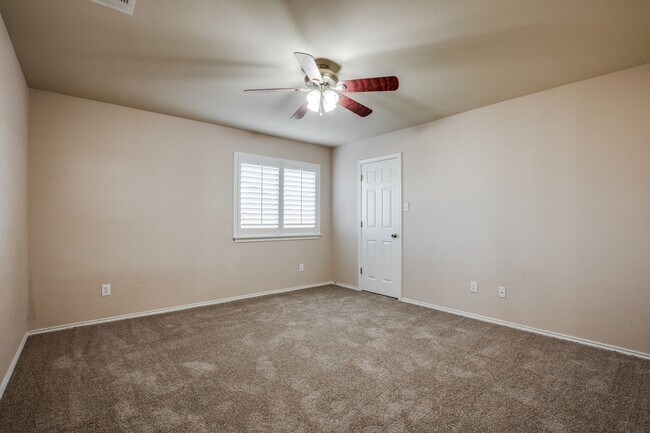 Building Photo - 4 Bedroom/2.5 Bath Wildhorse Subdivision