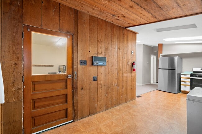 Building Photo - 136 Locust St