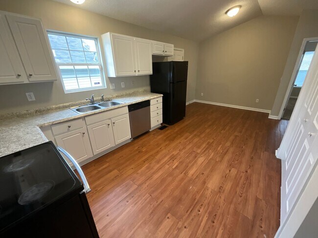 Building Photo - Now Available! Cute 4 Bed, 2 Bath Bungalow in Glenwood! Great Central GSO location