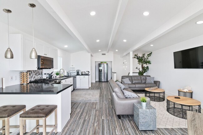 Building Photo - Fully Furnished, Oceanfront Boardwalk in Newport Beach