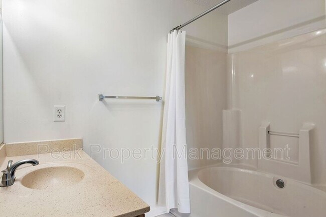 Building Photo - 811 Brassie Ln