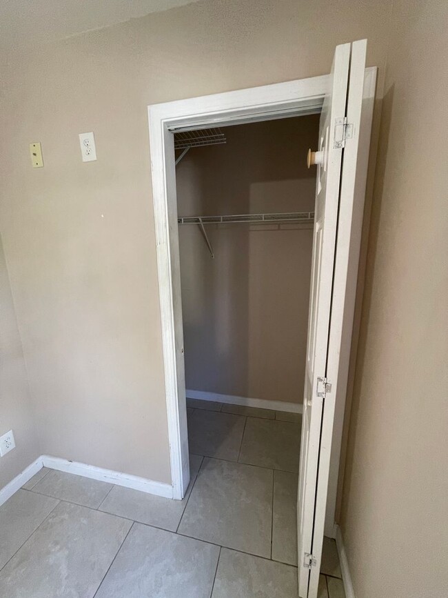 Building Photo - 3 bed/2 bath unit in Salt Lake!