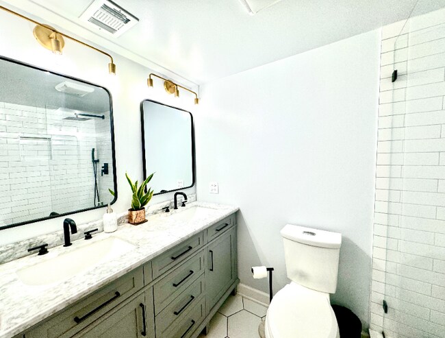 Building Photo - 651 W Sheridan Rd