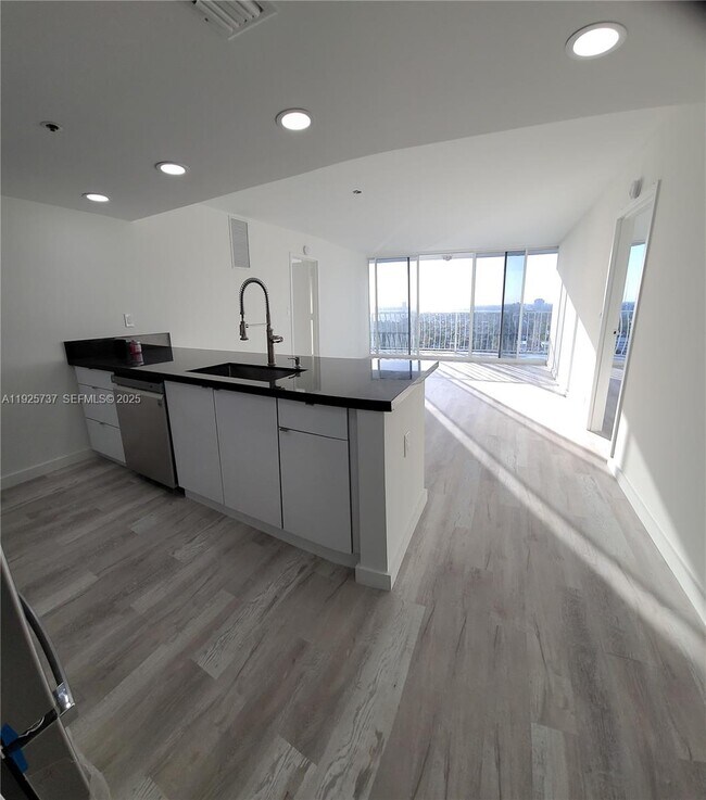 Building Photo - 7601 E Treasure Dr