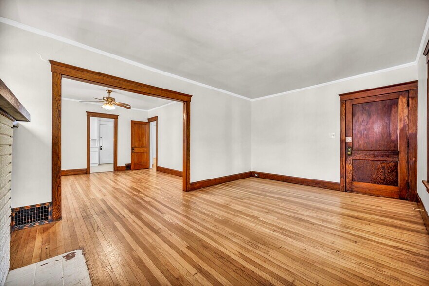 Building Photo - 1331 W 102nd St