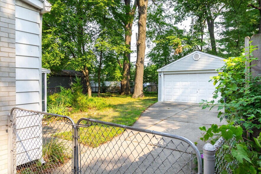 Building Photo - 1016 Lawndale Dr