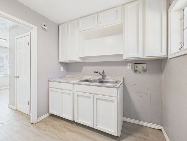 Building Photo - 3010 Westhaven Dr