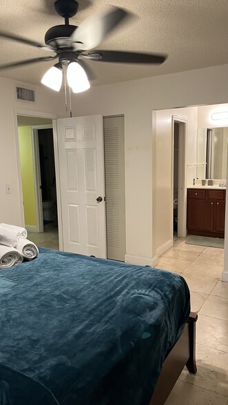 Master bedroom with en suite bathroom - 19700 SW 103rd Ct