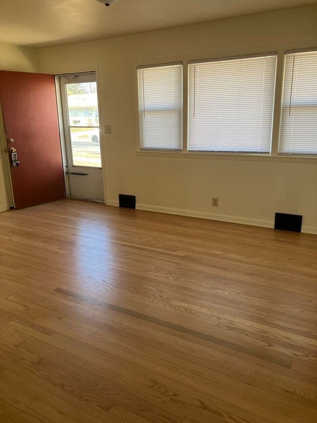 Building Photo - Single Family 3 Bedroom Home