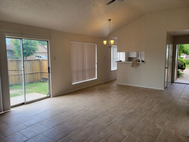 Building Photo - One story, 3 bedroom duplex available!