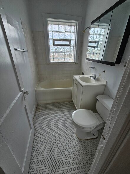 Building Photo - 3054 W Berteau Ave