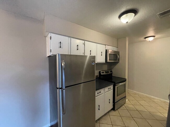 Building Photo - Spacious 2 Bed 1 Bath Condo in Hamden South!