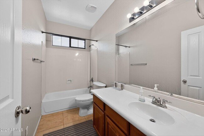 Building Photo - 939 E Sourwood Dr