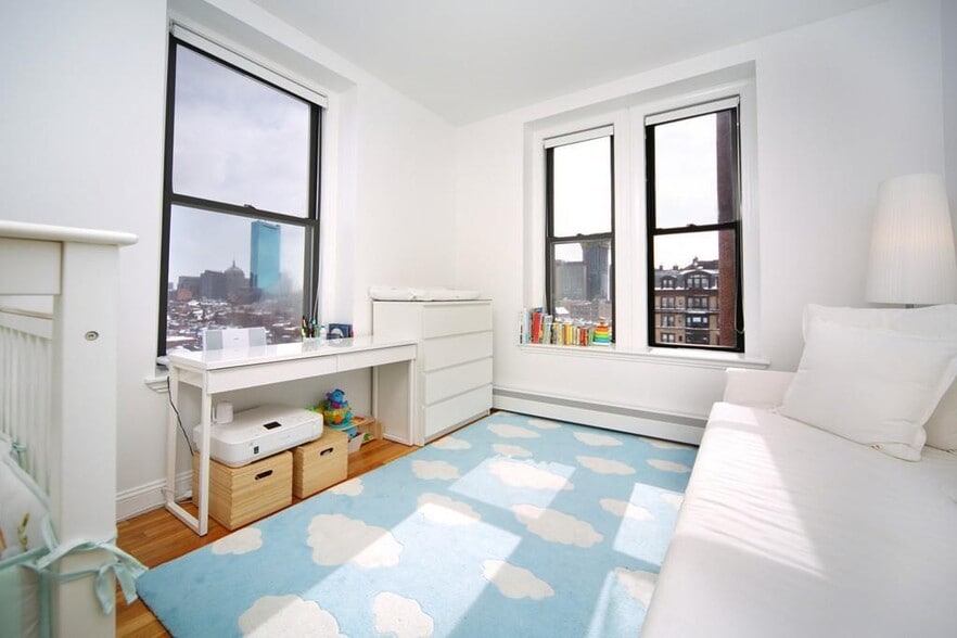 Second bedroom with City views (you can also see river from other side of the bedroom!) - 483 Beacon St