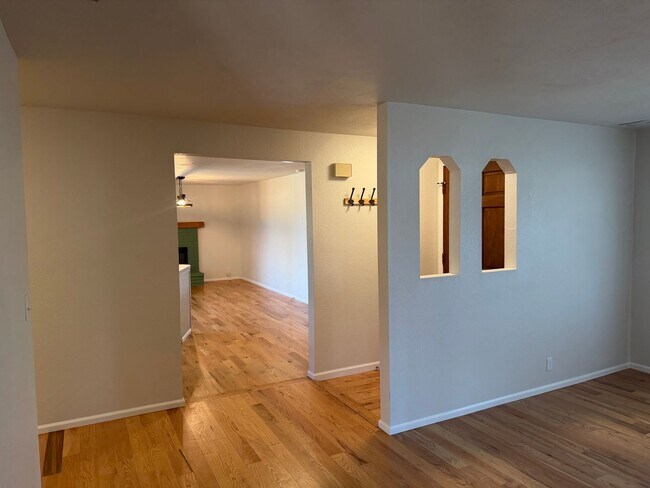 Building Photo - Updated 3-bedroom, 2-bathroom house in desirable Thurston neighborhood!